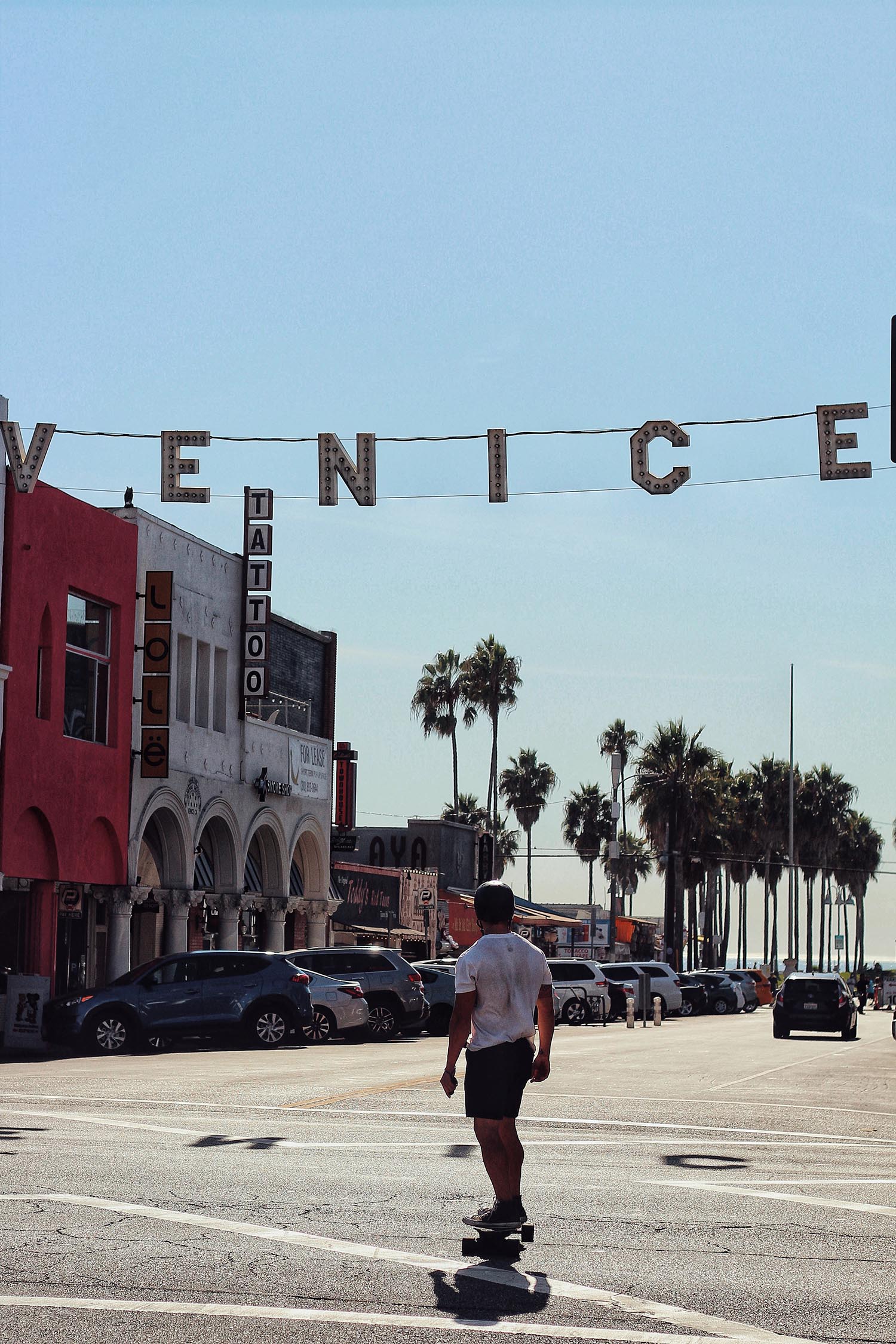 Strasse in Venice Beach mit Skater